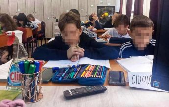O profesoară de matematică le permite elevilor să stea cu telefoanele mobile pe bancă, în timpul orelor