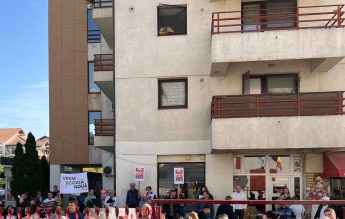 Zeci de părinți din Otopeni au ieșit la protest pentru a cere școli noi în localitate
