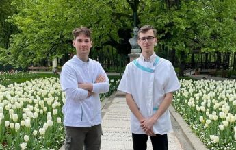 Medalie de aur pentru doi elevi români care au conceput un catalizator pentru obținerea hidrogenului