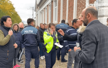 Copii scoși din școală de către părinți. Un profesor judecat de agresiune sexuală s-a întors la clasă cu sprijinul poliției