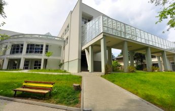 O universitate din România a interzis plățile cu numerar pentru taxe, cazare și cantină
