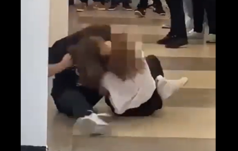 Bătaie între eleve, filmată pe holul școlii. Polițiștii anchetează cazul