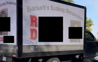 Numele și fotografiile studenților de la Harvard care au învinovățit Israelul, afișate public pe un camion