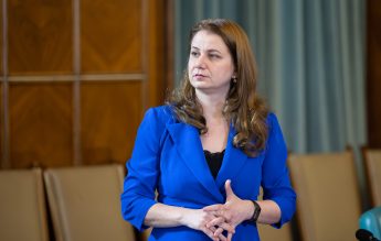 Deca: Notele la purtare sub 7 se discută în consiliul profesoral. Să nu ascundem sub preș violența școlară