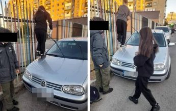 Elevi nevoiți să urce pe o mașină pentru a putea intra în școală, după ce a fost blocat accesul