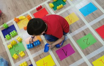 Educatoare, acuzată că a bătut mai mulți copii, anchetată de polițiști