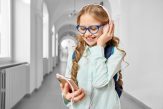 Telefoanele mobile să fie interzise în școli, inclusiv în pauze, recomandă Guvernul Angliei