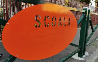 Școală evacuată din cauza unui elev care a pulverizat spray lacrimogen