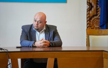 Imnul național să fie intonat zilnic în toate școlile gimnaziale, cere prefectul de Maramureș