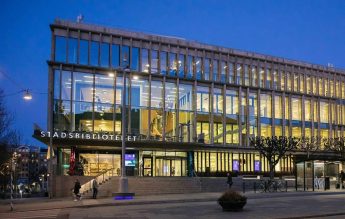 400 de suedezi au dat o probă de civilizație, când o bibliotecă a rămas deschisă din greșeală