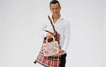 Artistul român Mircea Cantor, colaborare cu Dior: geantă inspirată dintr-o haină românească