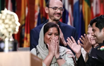 O profesoară care a înființat o școală în curtea casei sale când avea 13 ani a câștigat Global Teacher Prize 2023