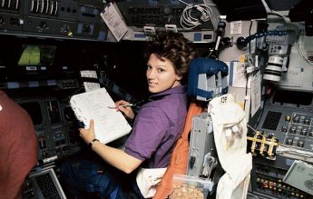 19 noiembrie 1956: S-a născut Eileen Marie Collins, prima femeie astronaut comandant de navetă spațială