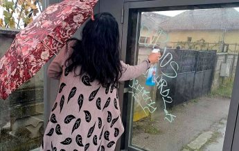 Părinții unui copil care a vandalizat stații de autobuz, obligați să șteargă „operele” minorului