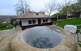 Academia Română: Bojdeuca lui Creangă să revină la autenticul său. A fost renovată dincolo de limita kitsch-ului