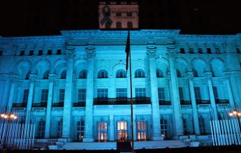 Fundația Renașterea a marcat Ziua globală de eliminare a Cancerului de Col Uterin, iluminând in turcoaz Palatul Parlamentului