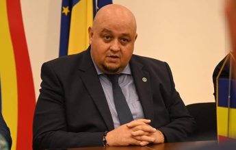 Prefectul care vrea ca imnul să fie obligatoriu în școli nu îi știe versurile