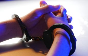Elev arestat pentru trafic de droguri. Printre clienți se aflau și colegii lui de școală