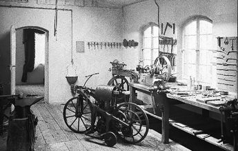 10 noiembrie, 1885: Paul Daimler a efectuat primul test-drive cu o motocicletă