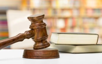 De ce primește 30.000 lei daune o profesoară insultată pe internet de doi elevi. Sentința, „tradusă” de VeDem Just