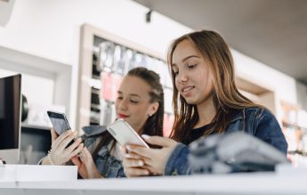Profesorii care vor să cumpere telefoane din prima didactică „să aștepte!” – sfatul unui lider sindical