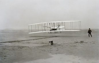 17 decembrie 1903: Primul zbor controlat și motorizat al unei aeronave (Flyer I)