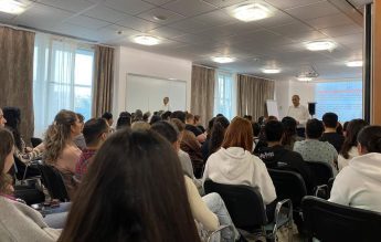 Apel la voluntari care să ofere meditații la română și matematică, lansat de Agenția Împreună