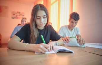 PISA 2022 Copiii dezavantajați sunt în pericol în privința accesului la educaţie, avertizează World Vision România