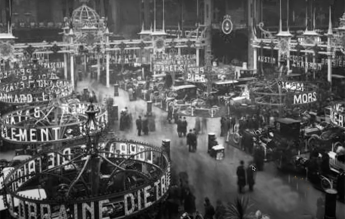 3 decembrie 1910: Iluminatul cu neon își face debutul la Paris Motor Show