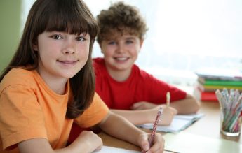 Băieții și fetele au performanțe similare la matematică. La lectură, fetele au depășit băieții – PISA 2022