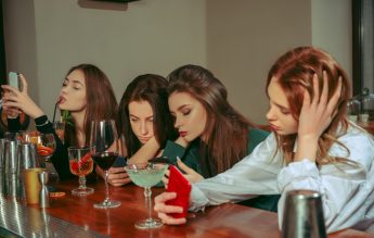 25% dintre părinții de adolescenți le permit copiilor să consume ocazional alcool – sondaj