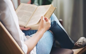 Textele tipărite sunt înțelese mai bine decât materialele digitale – studiu al Universității din Valencia