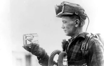 30 decembrie 1986: Canarii din minele britanice sunt înlocuiți cu echipamente de detectare a gazelor toxice