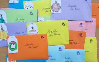 Mâncare, haine şi încălţăminte să poată merge la şcoală au cerut copiii în scrisorile trimise lui Moș Crăciun