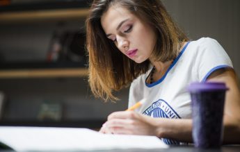 Temele, principalul motiv de stres în vacanța de iarnă pentru adolescenții din mediul rural și din medii urbane dezavantajate