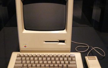 24 ianuarie 1984: Apple lansează primul computer personal cu interfață grafică și mouse