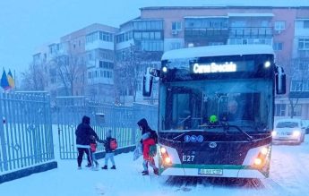 Zeci de școli închise din cauza ninsorii, în județul Iași. Profesorii navetiști nu au mai ajuns la cursuri