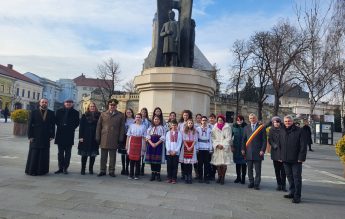 Profesori și politicieni din Cluj au ținut în frig copii în costume populare, pentru fotografii de Mica Unire