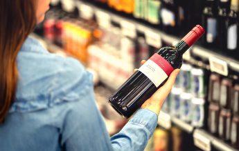 O elevă de clasa a V-a din Vâlcea a dus la ore o sticlă cu vin și și-a „cinstit” colegii în pauză