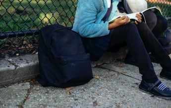 Profesor care a sărutat pe obraz și a îmbrățișat un elev, condamnat la închisoare cu suspendare