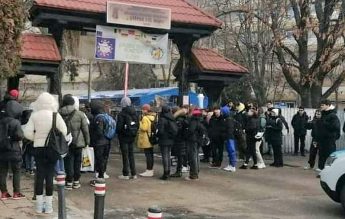 Elevii ținuți marți la poarta școlii întârzie în mod obișnuit, afirmă Colegiul Național Pedagogic din Bacău