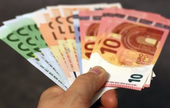 Burse de 13.500 de euro pentru performanţele doctoranzilor şi post-doctoranzilor români
