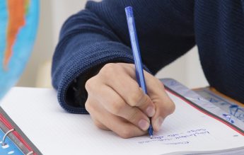 Scrisul de mână este impus prin lege în școlile din California