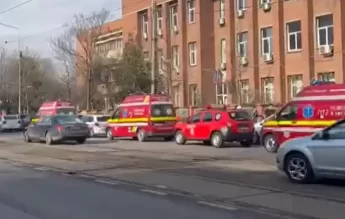 Nota 2 la purtare pentru elevul care a folosit un spray lacrimogen la școală și pentru colegii care l-au bătut