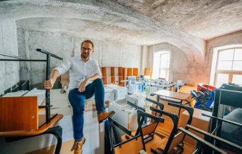 Toți elevii și preșcolarii din Timișoara vor avea mobilier nou în clase, anunță primarul Dominic Fritz