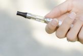 Parlamentul interzice vânzarea către minori a țigărilor electronice și cu tutun încălzit