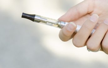 Parlamentul interzice vânzarea către minori a țigărilor electronice și cu tutun încălzit
