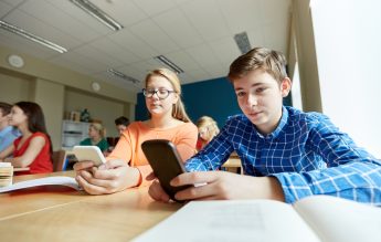Telefoanele mobile vor fi interzise complet în școlile din Anglia, inclusiv în pauze