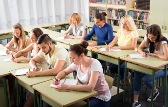 MEC: Efectul mărimii claselor asupra performanței educaționale este mixt sau scăzut