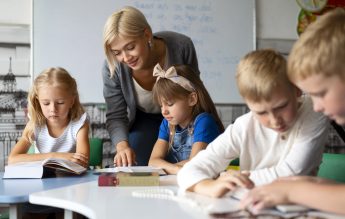 Toate învățătoarele să fie verificate dacă fac meditații ilegale la after school-uri, cere Iulian Cristache (EDUPART)
